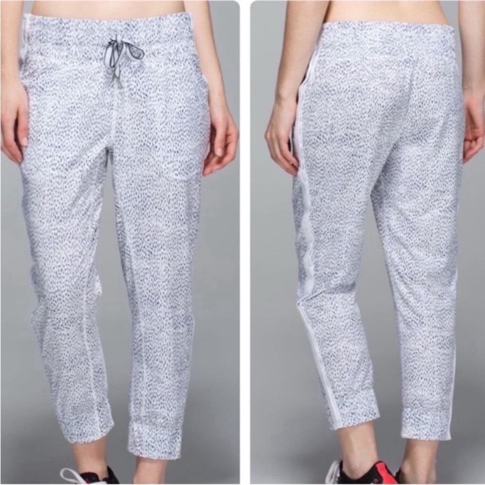 Lululemon Jet Set Crop Pants Size 10 Black White Dottie Dash Print